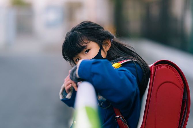 マスクをした小学生の女の子