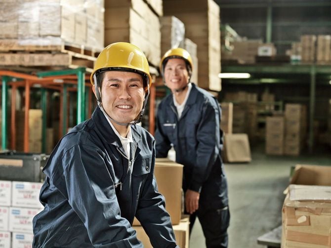 こちらに笑顔を向ける倉庫の作業員