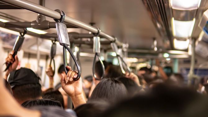 ラッシュアワーの電車内