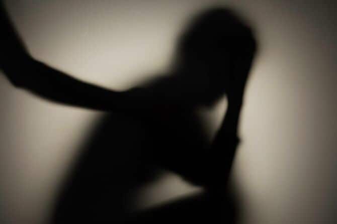 慰められながら悲しむ女性の影