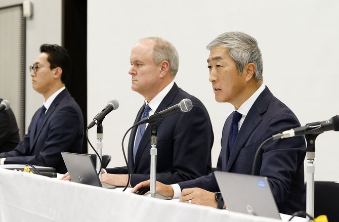 記者会見するプルデンシャル生命保険の間原寛社長（右）ら＝2026年1月23日午後、東京都内