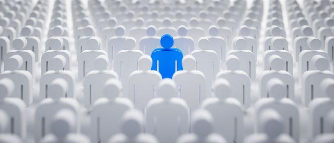 たくさん並ぶ白い人型の中に一つある青い人型