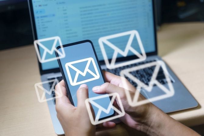 電子メールを使用するビジネスマンの手