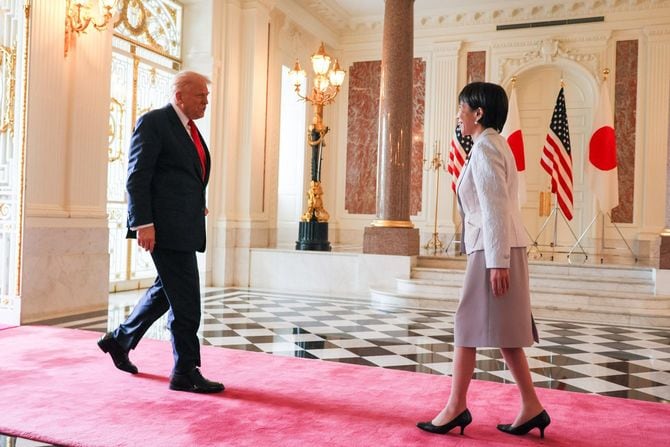 迎賓館赤坂離宮で、互いに歩み寄る高市早苗首相とトランプ米大統領(2025年10月28日、日米首脳会談に際して)