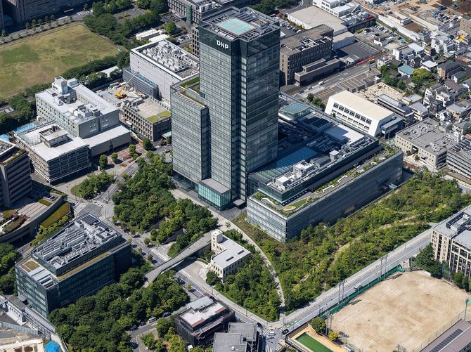 武蔵野の雑木林をイメージした「市谷の杜」