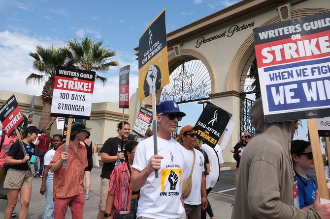 全米の脚本家と俳優らによるストライキ＝2023年8月9日、アメリカ・カリフォルニア州ロサンゼルスのパラマウント・ピクチャーズ前