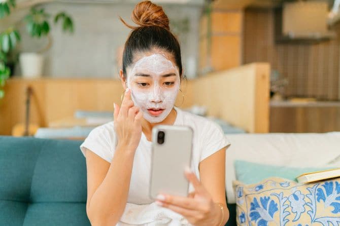 ソファに座ってフェイスパックをする女性