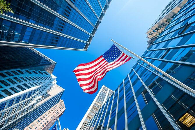 米国の旗と金融街