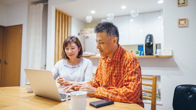 夫婦でパソコンを使用している