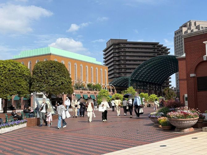 恵比寿ガーデンプレイスのセンター広場。ベビーカーや犬を連れた住民が行き交う