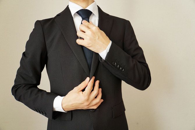 ネクタイを締めているビジネスマン