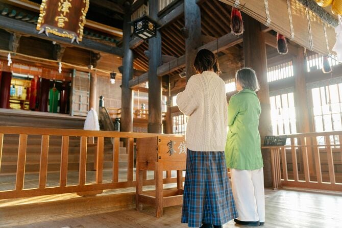 神社で参拝する人たち