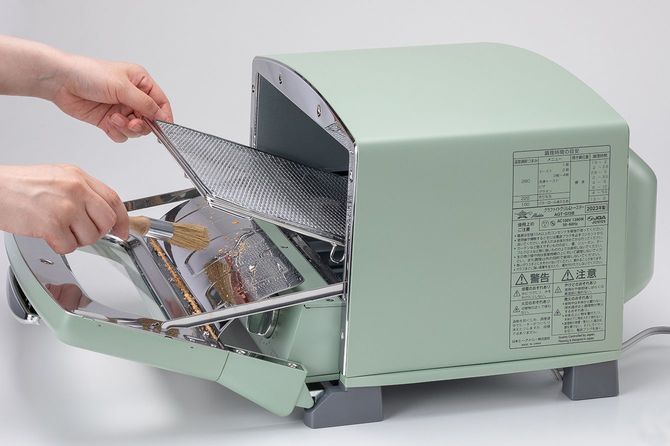焼き網を持ち上げると扉周りの掃除が簡単にできる