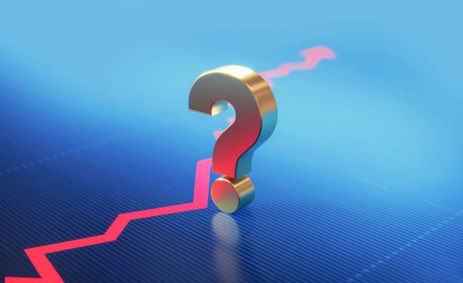 金融グラフの上に立つ疑問符