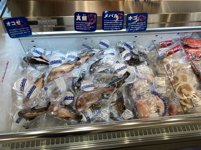 見慣れない陳列ケースに戸惑う客もいるが、浅田社長は「これからどんどんおもしろくなっていく」と自信を見せる