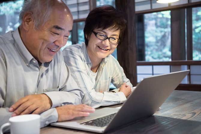オンラインで日本のカップルのクローズアップ