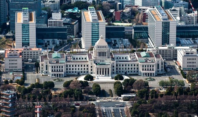 国会議事堂と高層ビルです