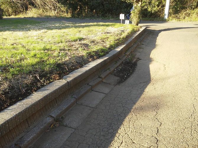 地盤沈下は家屋の重みで発生するだけではなく、更地にも発生することがある。（千葉県八街市朝日）