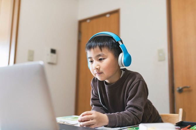 eラーニングコースを受講する少年