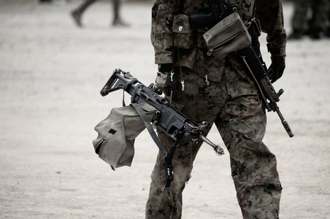 ライフルを持ち歩く兵士