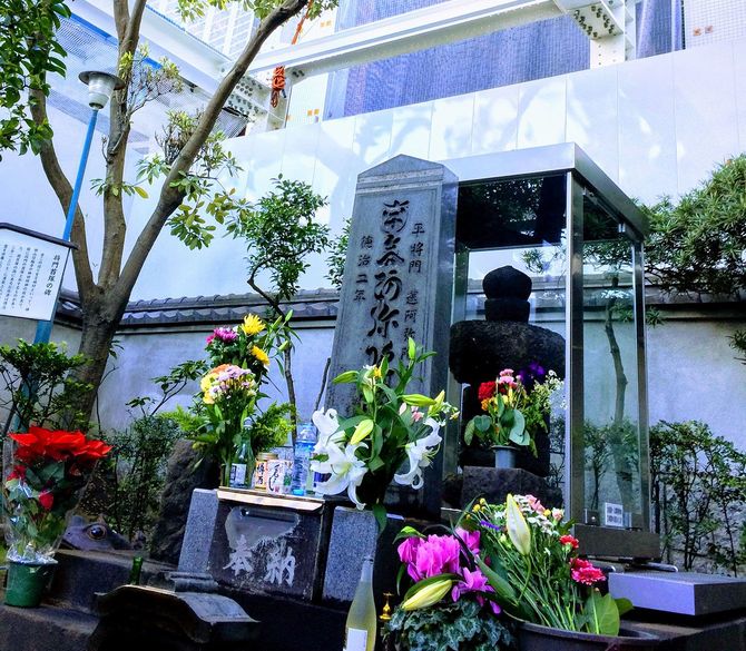 将門塚。手前の墓石には「南無阿弥陀仏」と