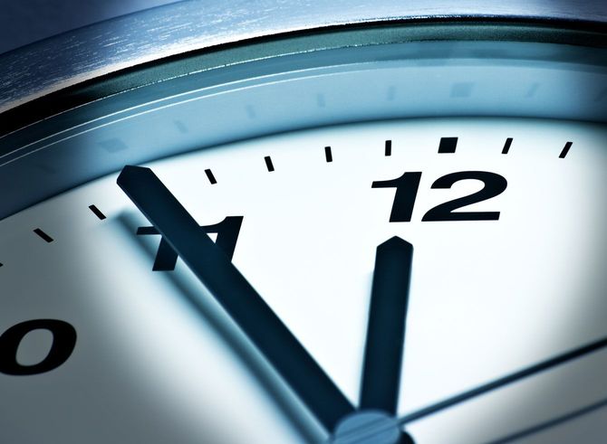 11時55分をさす時計