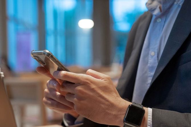 スマートフォンを使用するビジネスパーソン