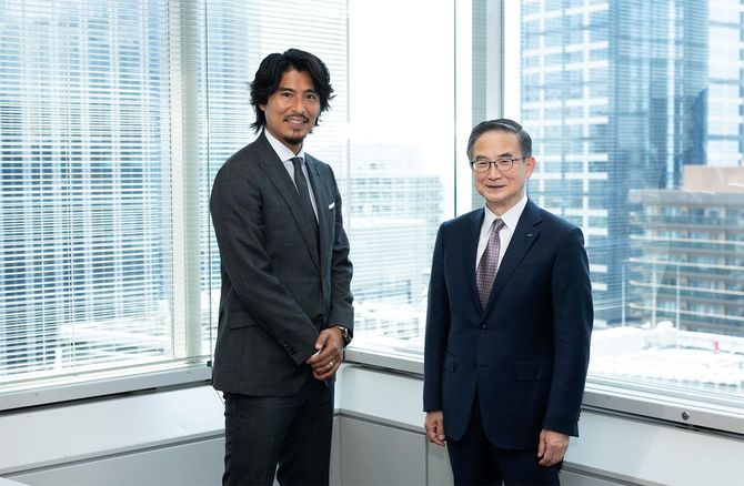 元サッカー日本代表の中澤佑二氏（左）とイーオン社長の三宅義和氏（右）
