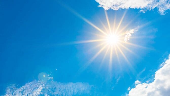 青い空に明るい太陽