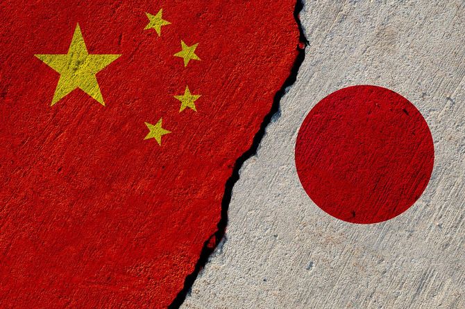 日本と中国の国旗