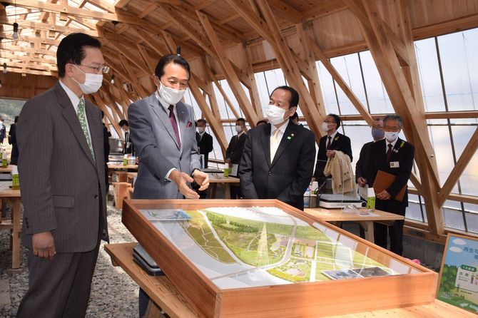 ワタミオーガニックランドについて説明する渡辺美樹会長（中央）と、達増拓也岩手県知事（左）、戸羽太陸前高田市長（右）＝2021年4月7日、岩手県陸前高田市