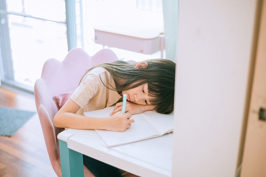 やる気がなさそうに勉強する子ども