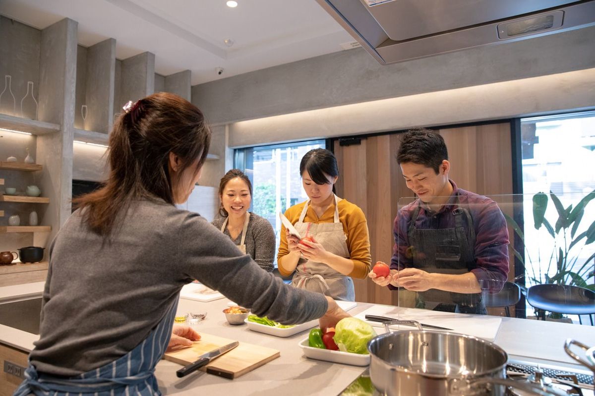 料理学校に通う人々