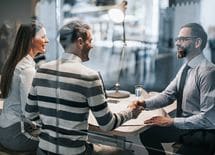 自分の弱みを見せると相手も弱み開示する