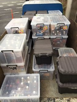 写真A：「ションペット」の回収風景。漏れ出ないように衣装ケースにいれて運んでいる。（撮影＝笹井恵里子）