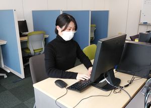 城戸さんは、空いた時間でPCスキルの習得にも力を入れている。（写真提供＝ANA）