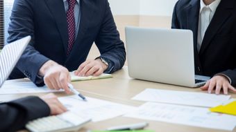 ｢A案とB案どちらにしますか｣と提案する人は三流…話が通じない上層部が"ちゃぶ台返し"をする本当の理由