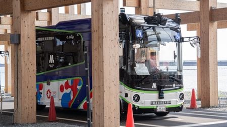 大阪万博を走る｢中国製EVバス｣でトラブル続出…書類だけのシンプル審査