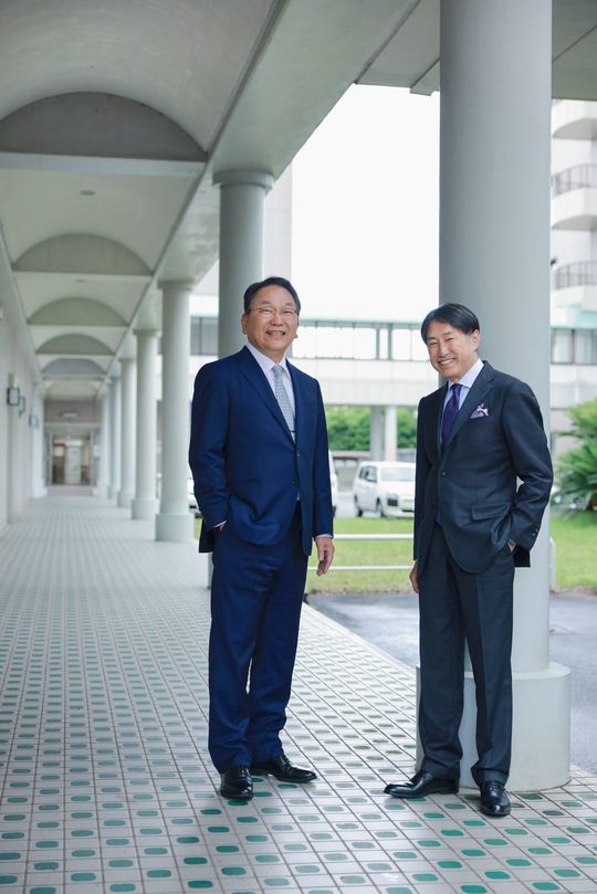 (写真右から)アステラス製薬社長CEO岡村直樹さんと鳥取大学医学部附属病院の武中篤病院長