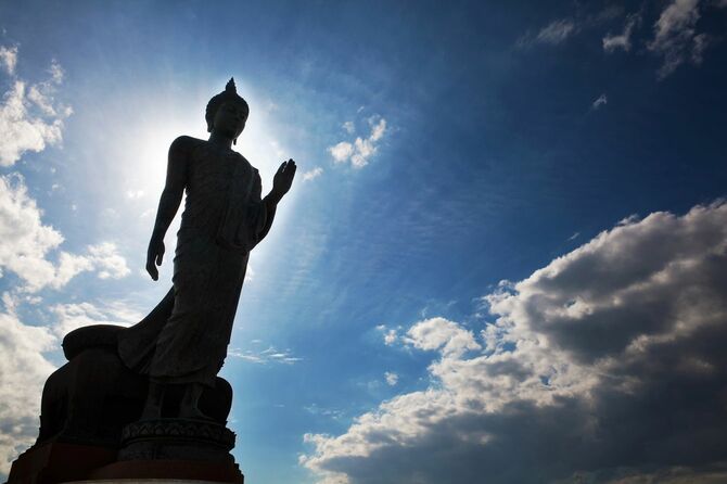 青空に映える仏像のシルエット