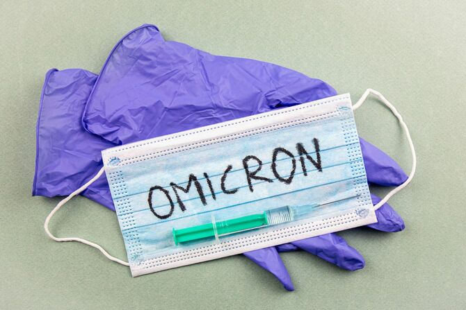 マジックで不織布マスクにオミクロンの文字、注射器と手袋