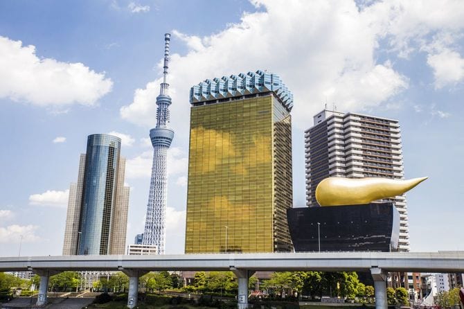 東京都墨田区吾妻橋の川のそばのアサヒグループ本社ビル