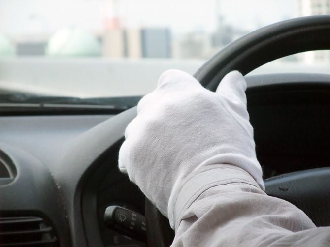 タクシーを運転するドライバー