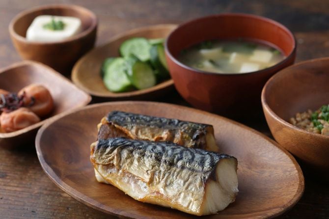 サバ焼き定食・豆腐、キュウリ、納豆、モズク、味噌汁、梅干し