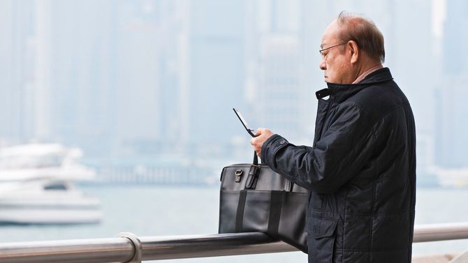 2011年1月16日、香港でガラケーを使う男性