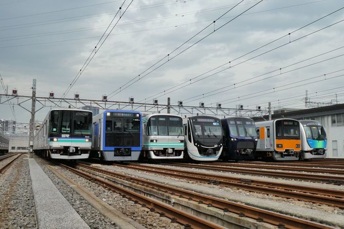 開業1年前、東急の元住吉検車区で行なわれたメディア向け撮影会。このうち右端の西武鉄道、その隣の東武鉄道の車両は東急新横浜線に乗り入れない。
