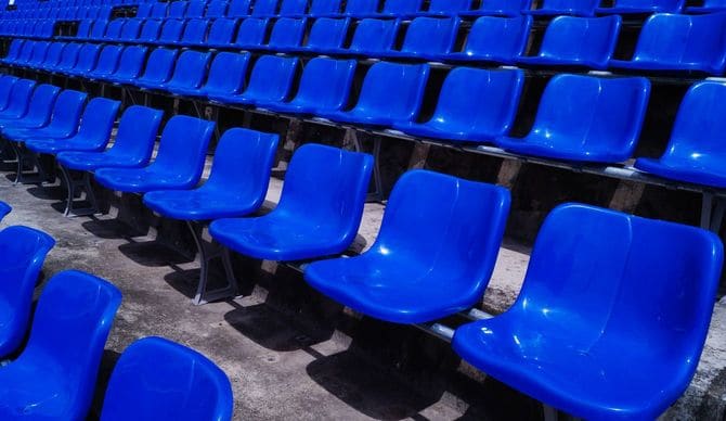 ごみ1つ落ちていないスタジアムの観客席