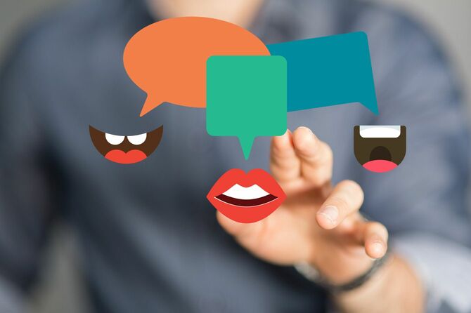 3Dレンダリングされた吹き出しアイコンに手を伸ばす人の手