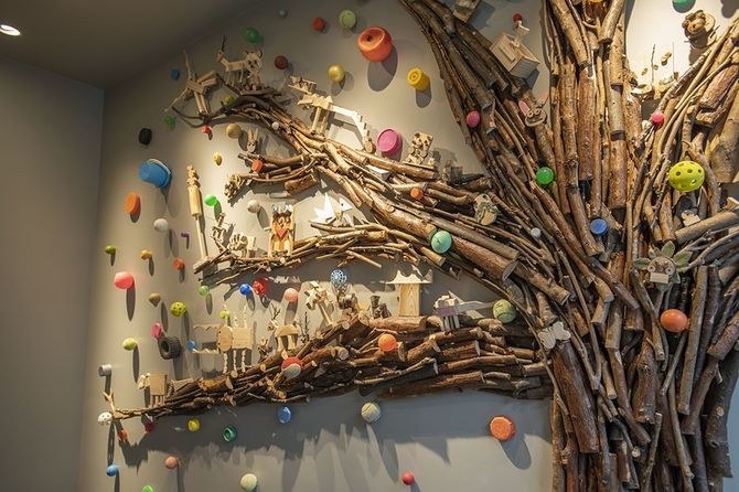 淀川のゴミや漂流物で作った「淀川テクニック」のアート（LINKS UMEDA 2階店）