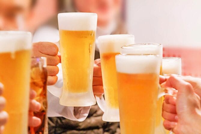 冷たいビールとサワードリンクで乾杯する人々